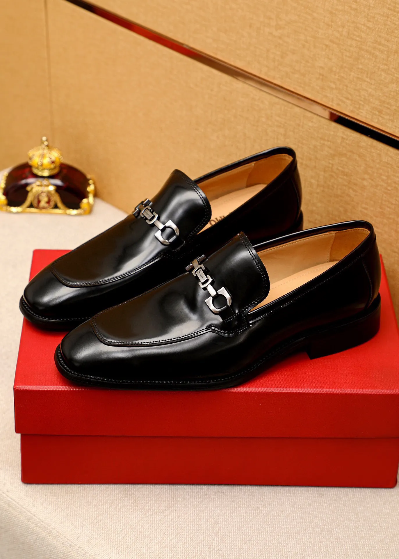 Men's shoes 💰460 💐 Product trademark: Ferragamo "Ferragamo" casual leather shoes Regular size: 38-44 (custom-made for 45🉑️) Product materials: Selected imported first-layer open-edge beaded cowhide upper + original hardware buckle, imported water-dyed cowhide leather lining. Strong three-dimensional visual effect, combined outsole Color: 3⃣️colors available